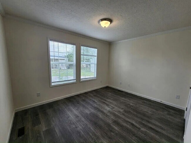 Building Photo - 172 Eland Dr