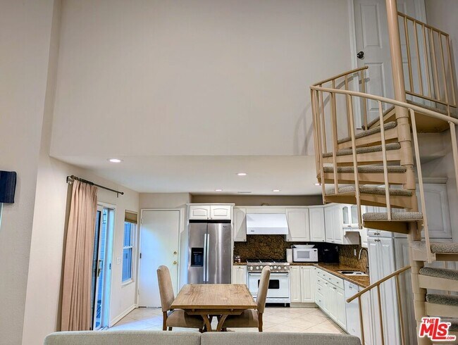 Building Photo - 430 Via Colinas