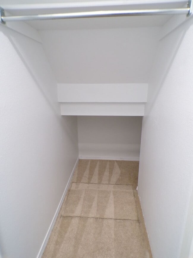 Building Photo - Updated 2 Bed 2.5 Bath Townhome!