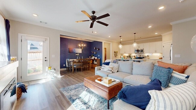 Building Photo - Spacious and Well Maintained 3 Bedroom Townhome in Woodward Oaks