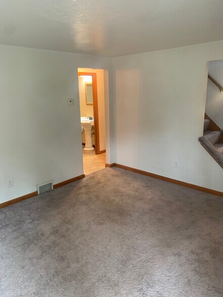 Building Photo - 827 Garlow Blvd