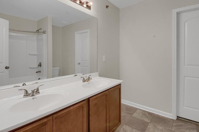 Building Photo - 2144 Belmont Cir NE