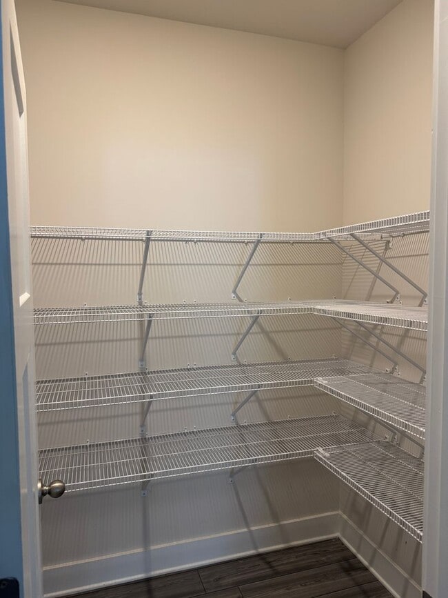 Building Photo - Great Price and location!