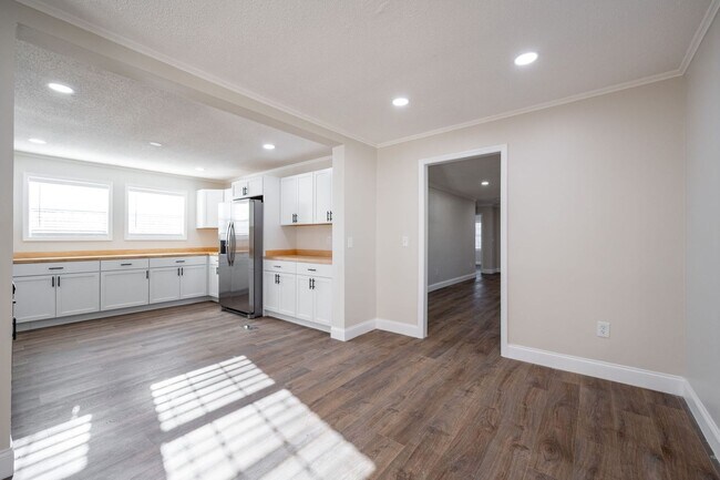 Building Photo - 640 Mission Ridge Rd