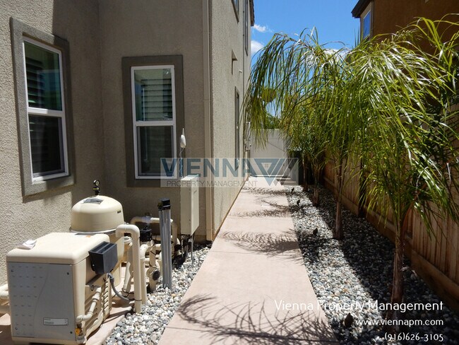 Building Photo - 5635 Saratoga Cir