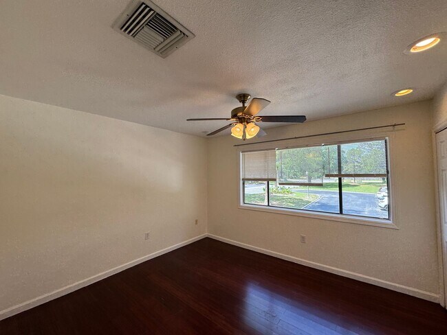 Building Photo - Lovely 2 Bedroom, 1.5 Bathroom Home in Orlando! Minutes from Top Attractions!! (Water Included!)