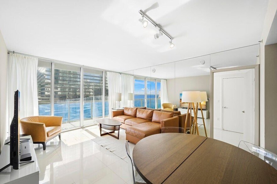 Building Photo - 495 Brickell Ave