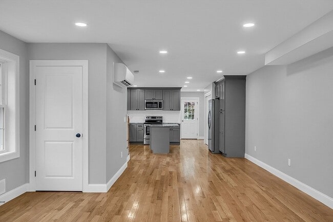 Building Photo - 74 Smith St