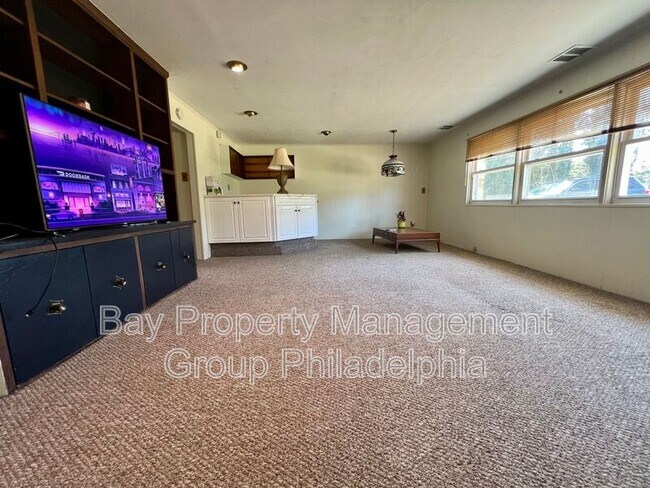 Building Photo - 303 Hedgerow Ln