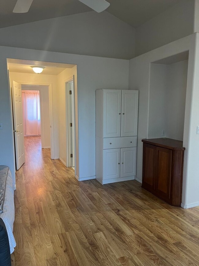 Building Photo - 2 Bedroom 2.5 Bath House