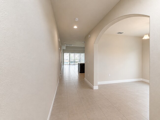 Building Photo - Spacious 5-Bedroom with 4.5 Baths at 176 Mitchell's Manor, Haines City!