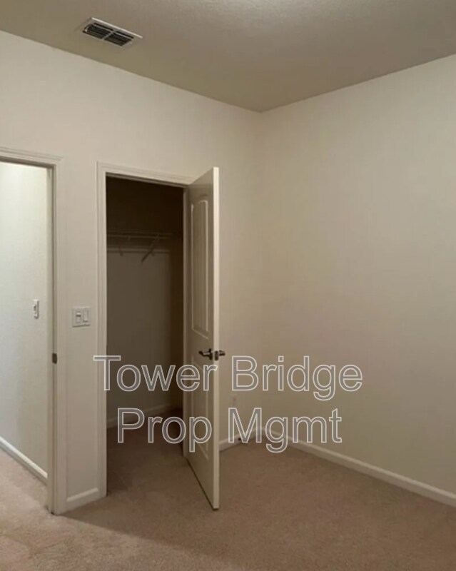 Building Photo - 3057 Village Park Dr