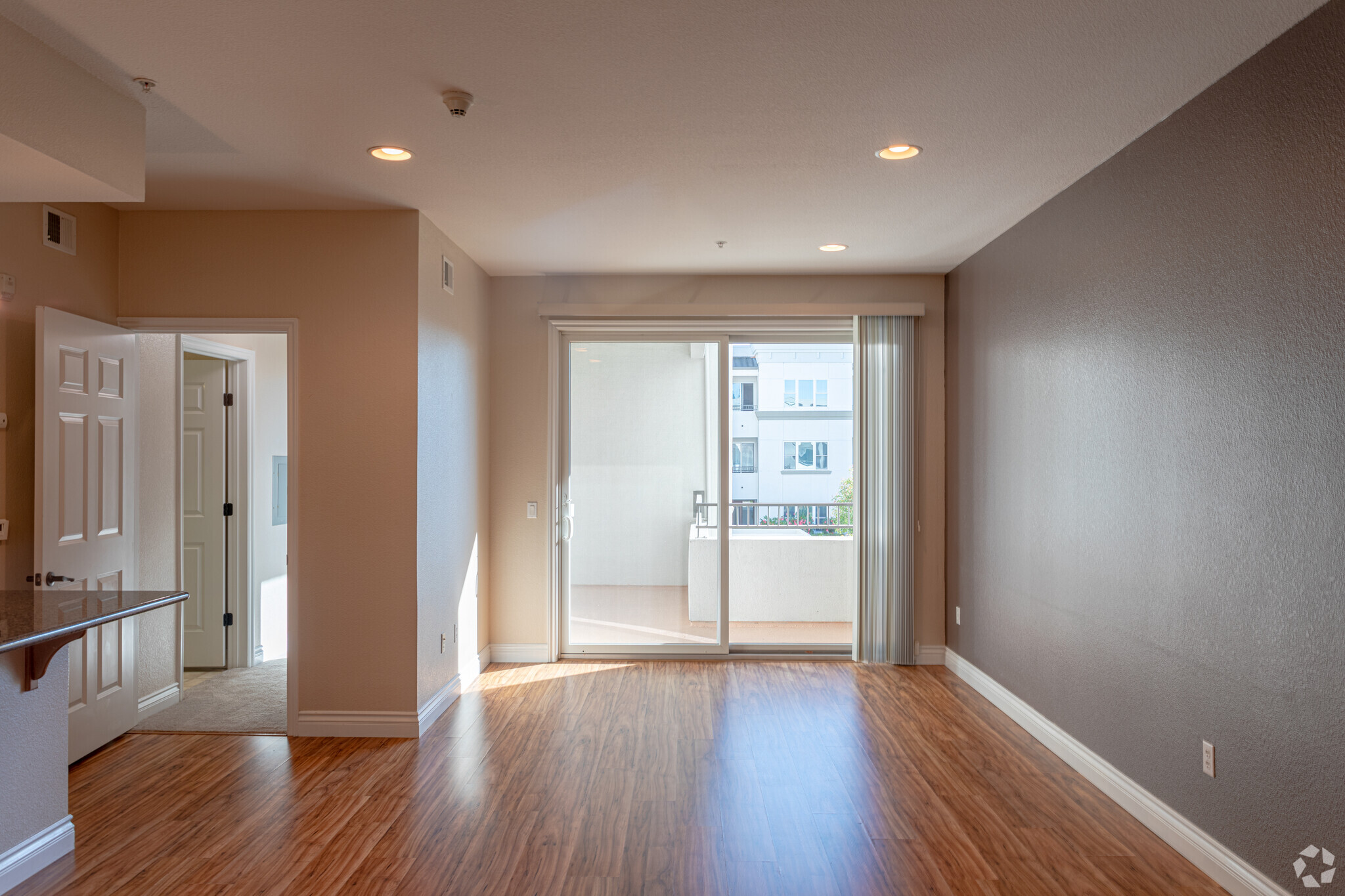 1BR, 1BA - 783 SF - Six1Five