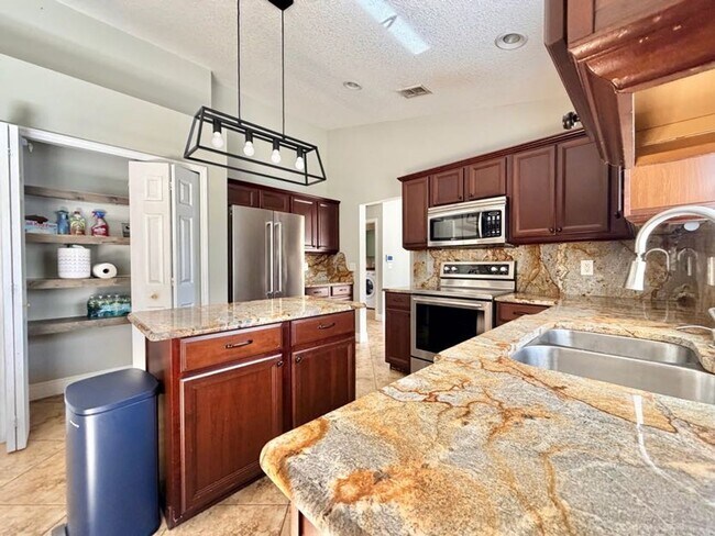 Building Photo - Modern Living Meets Prime Location with this Stunning 4/2!