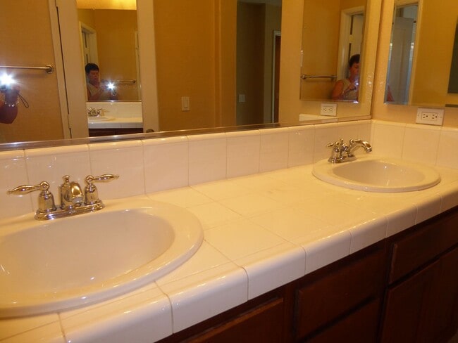 Building Photo - Conveniently located 3 BR, 3 Bath townhome in Coronado Ranch, close to everything.