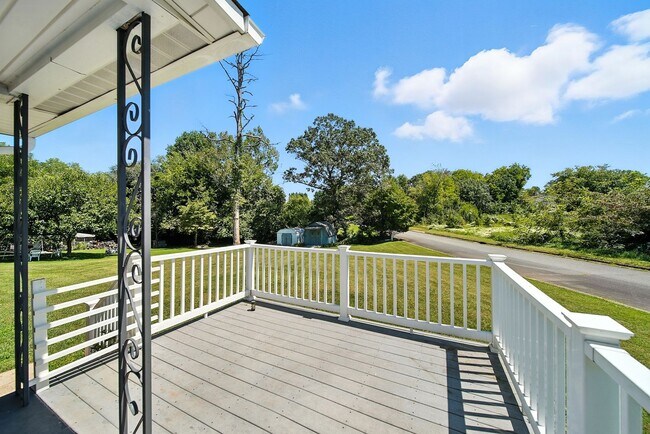 Building Photo - Charming 1950s 3 bed /2 bath Bungalow on S...