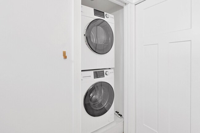 Building Photo - 3033 W Diversey Ave