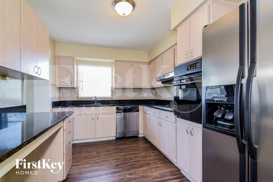 Building Photo - 4818 W Bay Villa Ave