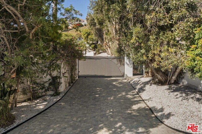 Building Photo - 3909 Villa Costera