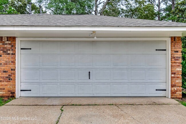 Building Photo - 9 Treeway Dr