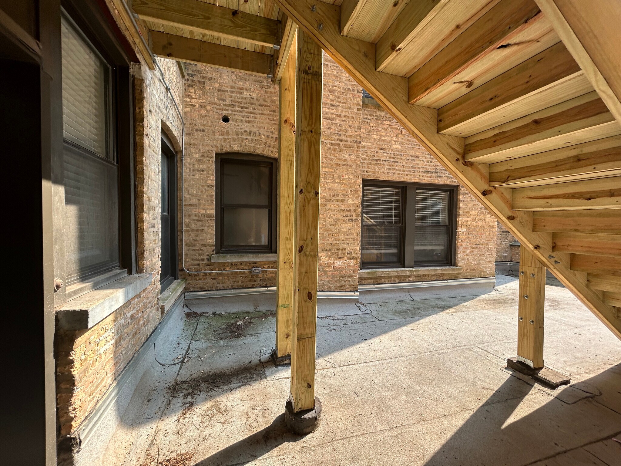 Building Photo - 1000 Crain St