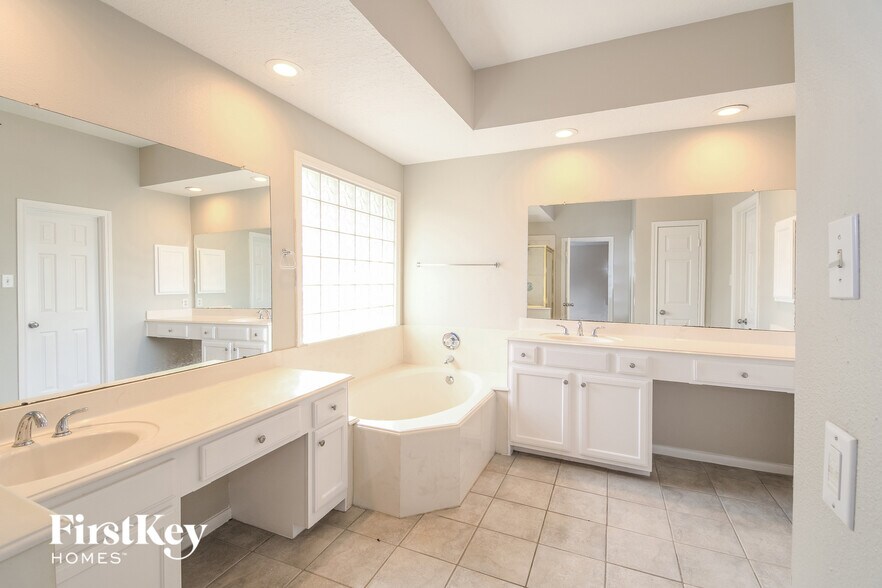 Building Photo - 1816 Oak Lake Cir