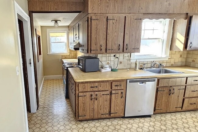 Building Photo - 1024 N Main St