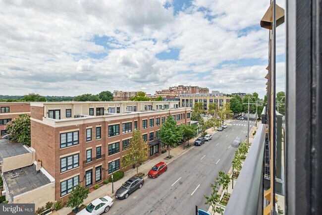 Building Photo - 701 N Henry St