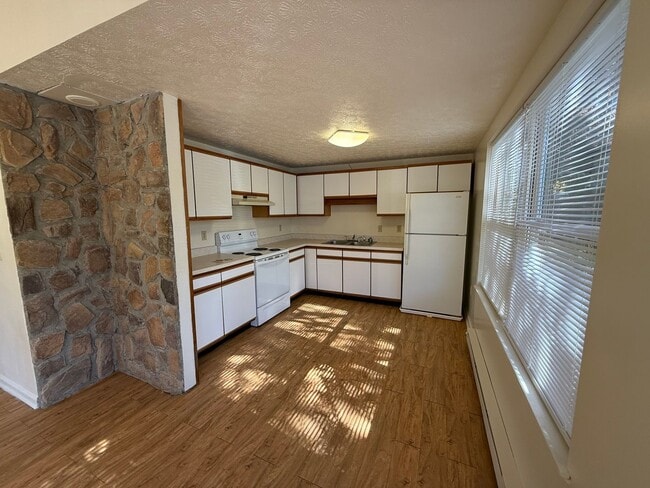 Building Photo - 440 Wakeman Ct NE