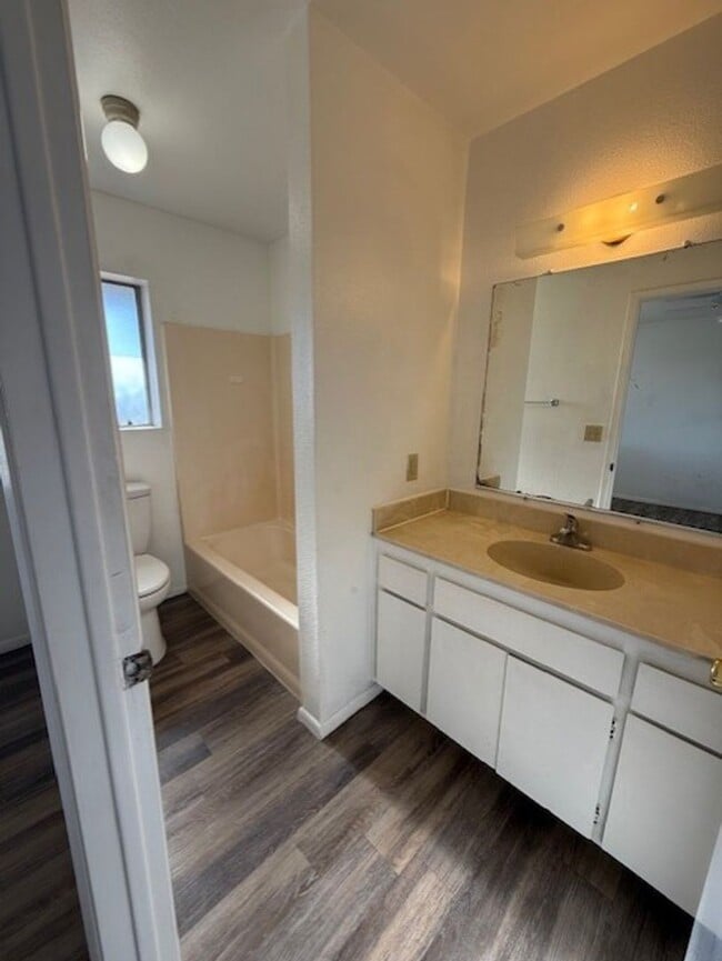Building Photo - 2 Bedroom 2 Bath Contact Property Pros Pro...
