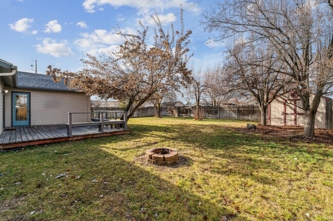 Building Photo - 2036 E Oakridge Ct