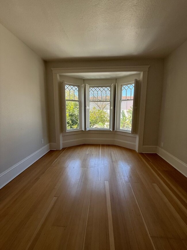 Building Photo - 2 Bedroom, 1 bathroom second floor apartme...