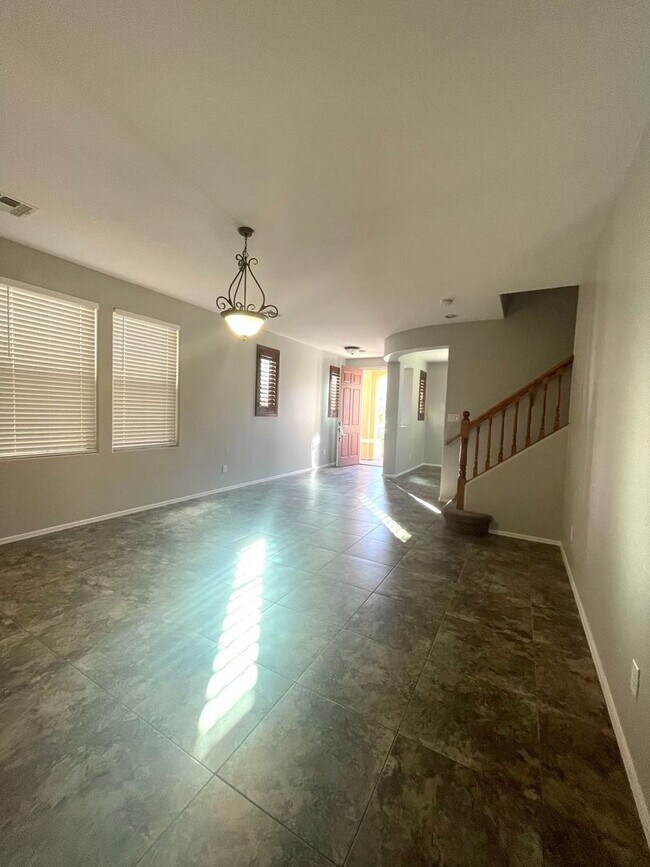 Building Photo - GREAT LOCATION!  Fabulous move-in ready 5 bed /3 bath home in south Tempe