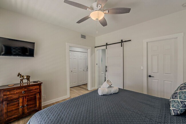 Building Photo - Fully Remodeled 2-Bedroom Condo at the Sco...