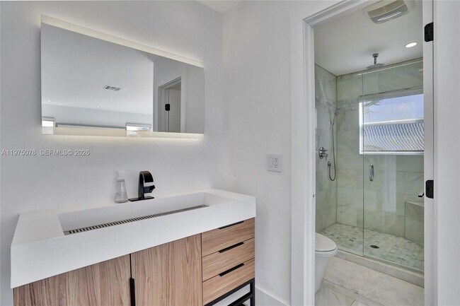 Building Photo - 1194 Hillsboro Mile Unit 1