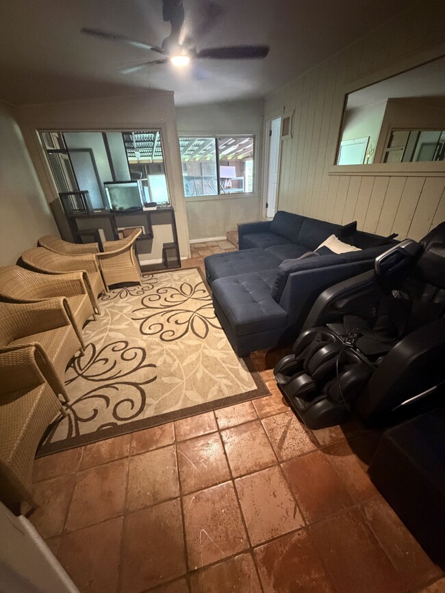 Building Photo - 20 Leahi Pl