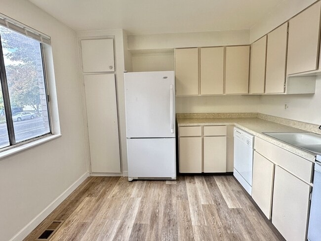 Building Photo - 2175 S 300 E