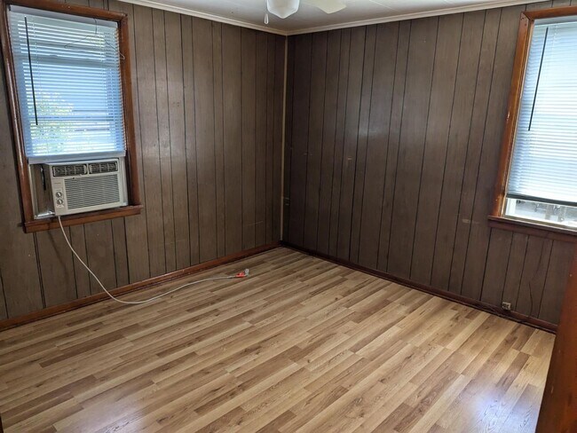Building Photo - Fallowfield Ave Duplex