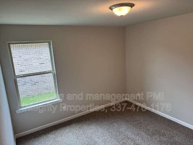 Building Photo - 229 Sidney Oaks Dr