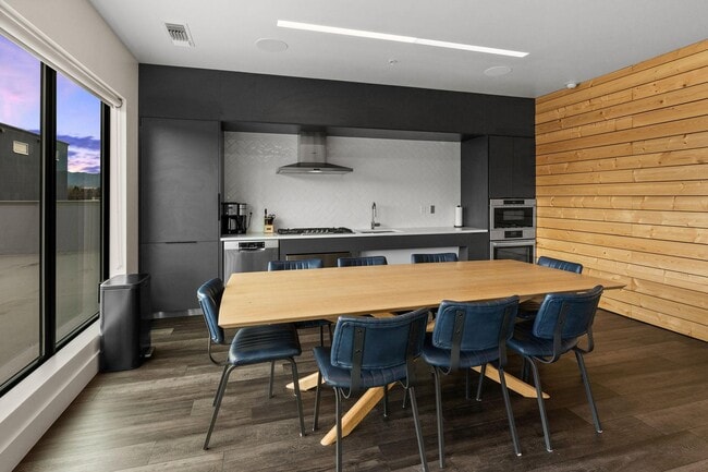 Building Photo - 221 E Oak St