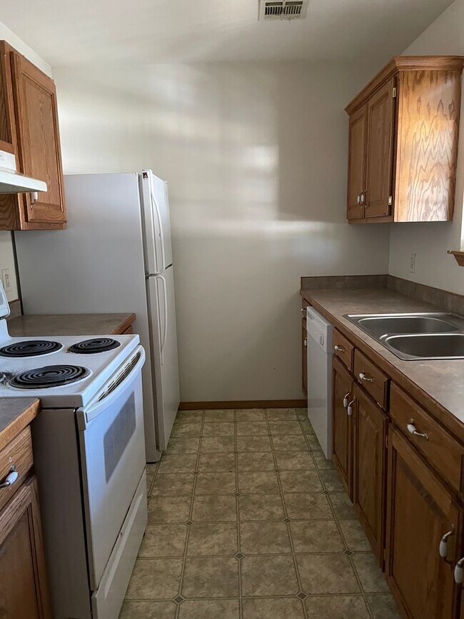 Building Photo - Newly Remodeled 2BR/2BA Apartment in Jopli...