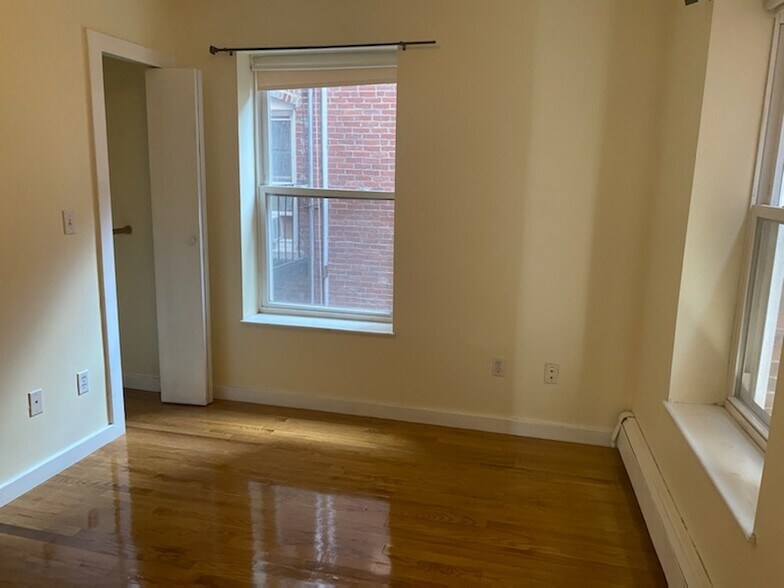 Building Photo - 28 Fleet St