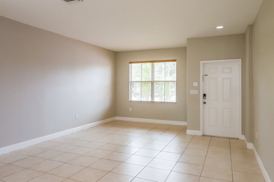 Building Photo - 2025 SE 14 St