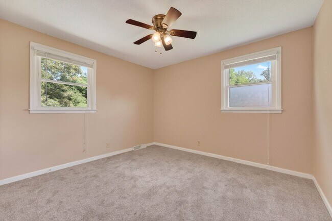 Building Photo - 3 Bedroom Pet Friendly Home For Rent Near Heritage Park!