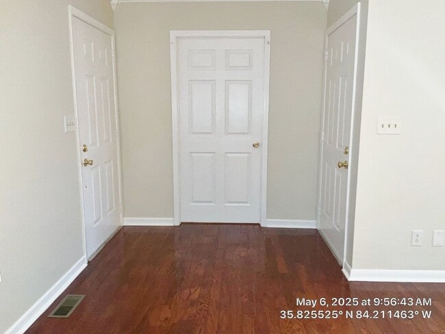 Building Photo - ** ~~ Beautiful 3 bedroom 2 bath house in ...