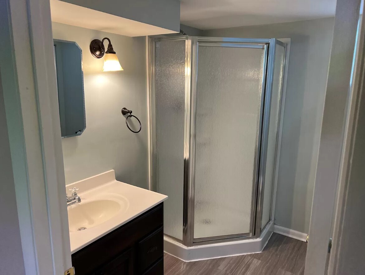 Building Photo - 1120 Ivy Ln