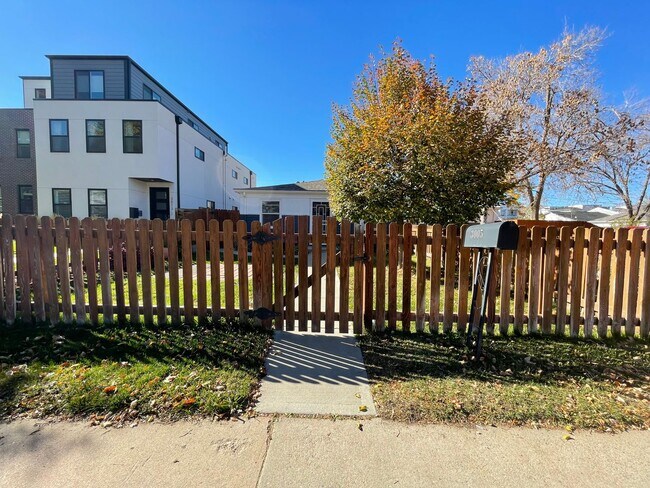 Building Photo - $0 DEPOSIT OPTION! TIMELESS VINTAGE CHARM: 2-BED, 1-BATH UNIT IN A CHARMING TRIPLEX