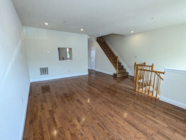 Building Photo - Renovated Townhouse in Frederick ready for...