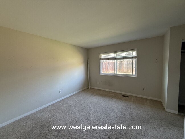 Building Photo - Lovely southeast Petaluma single level 3 b...