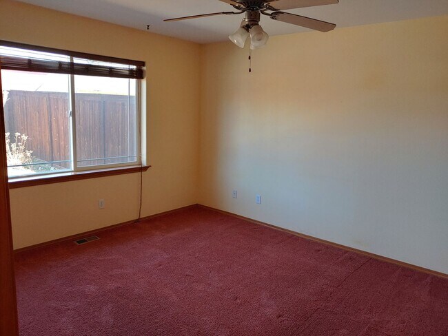 Building Photo - Quiet Neighborhood 55+Community-front landscaping included
